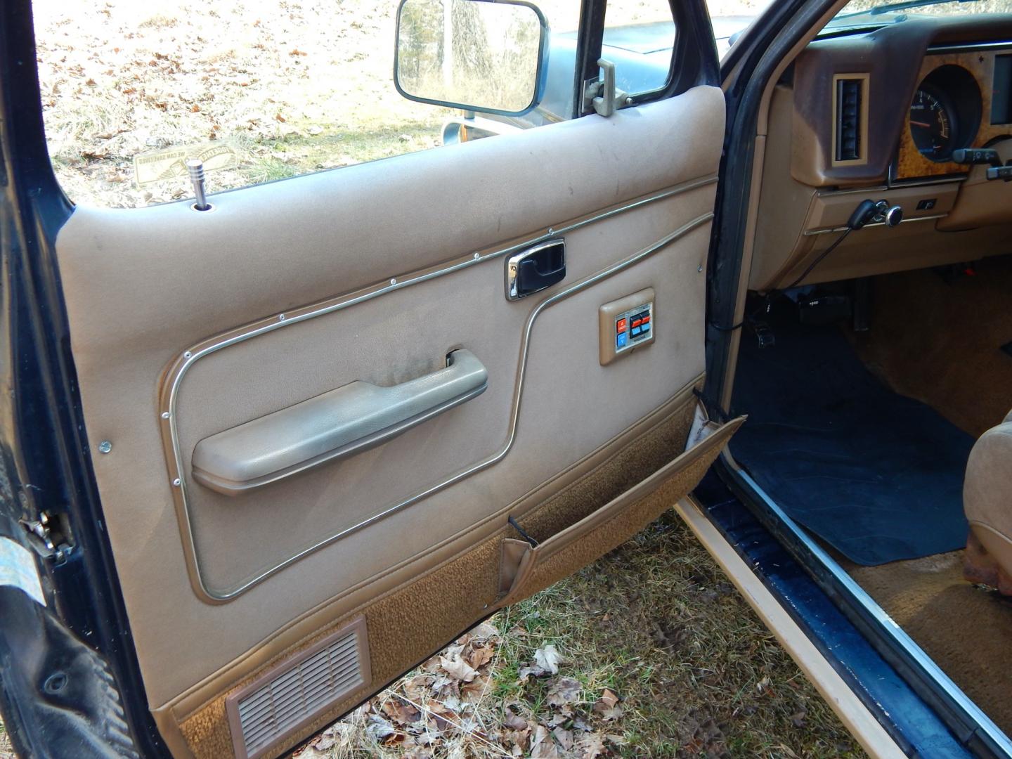 1988 Blue /Tan Ford Bronco II 4WD (1FMCU14T6JU) with an 2.9L V6 OHV 12V engine, 4-Speed Automatic Overdrive transmission, located at 6528 Lower York Road, New Hope, PA, 18938, (215) 862-9555, 40.358707, -74.977882 - Here we have a 1988 Ford Bronco 2 with a 2.9L V6 putting power to a 4x4 automatic transmission. Options include: tan cloth interior, heat/AC, XD Vision radio, power windows, cruise control, tilt steering wheel, front/rear defrost windows, spare tire cover, 15 inch alloy wheels with 4 Solarus AP tire - Photo#9